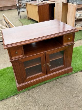 Mueble de salón de madera con puertas de cristal