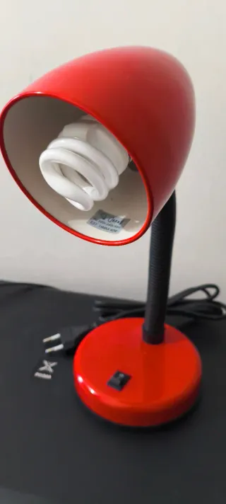 Lámpara de mesa roja y blanca