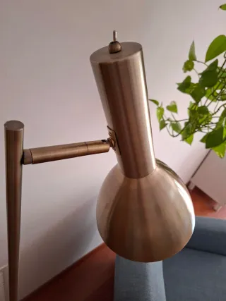 Lámpara de pie dorada