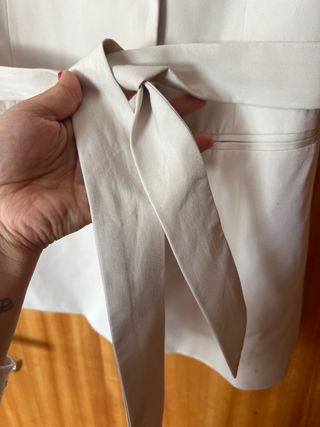 Colete Stradivarius bege com cinto tam L