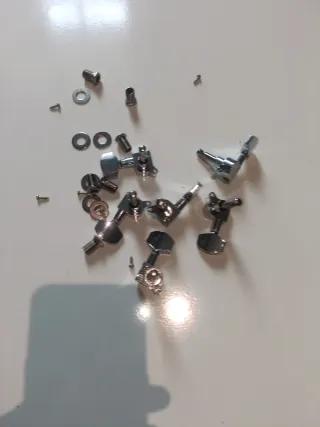 Afinadores de guitarra plateados