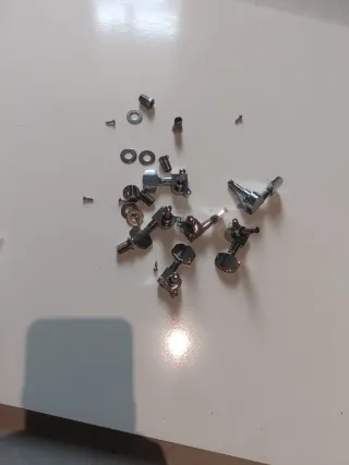 Afinadores de guitarra plateados