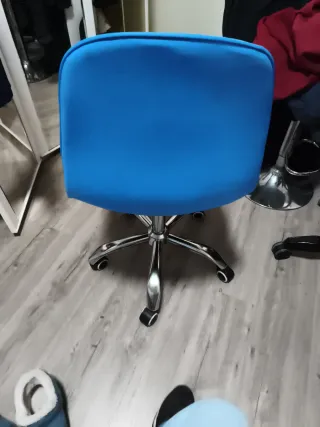 Silla giratoria azul de piel sintética