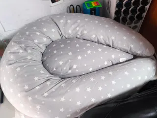 Cojín de lactancia estrellas gris