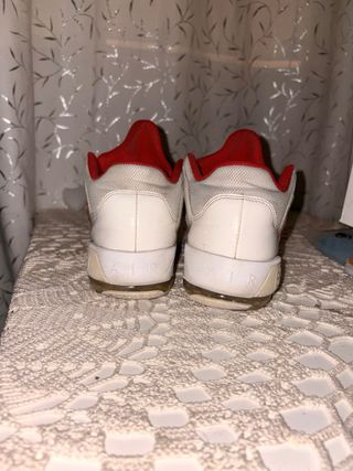 Zapatillas Jordan Blancas y Rojas