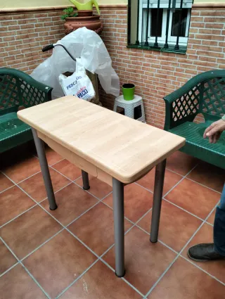 Mesa de cocina madera y metal.