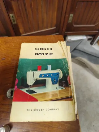 Máquina de coser Singer con accesorios