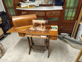 Máquina de coser Singer con accesorios