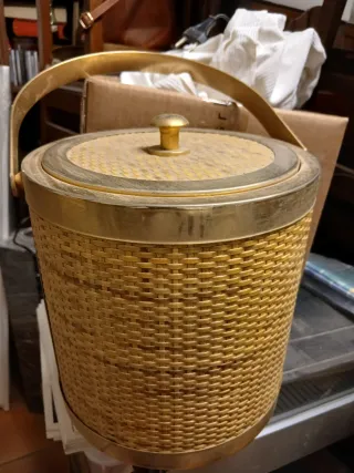 Secchiere in vimini dorato con manico