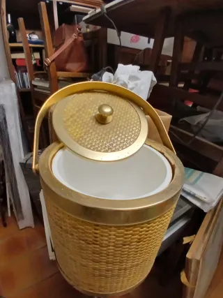 Secchiere in vimini dorato con manico