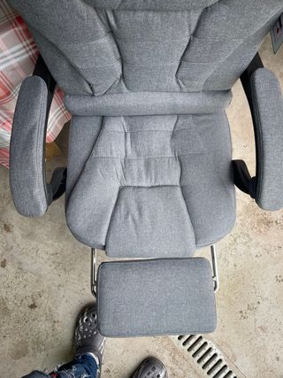 Silla de oficina ejecutiva gris con reposapiés