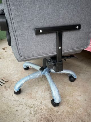 Silla de oficina ejecutiva gris con reposapiés