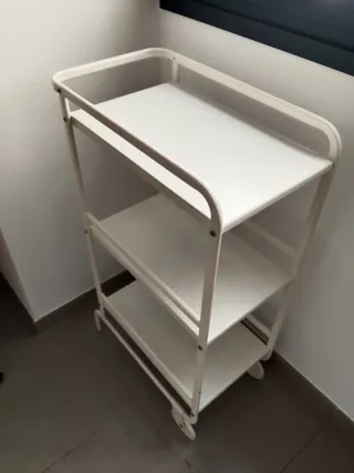 Camarera auxiliar Ikea blanca.