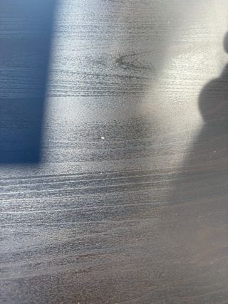 Mesa IKEA con tablero y caballetes ajustables.