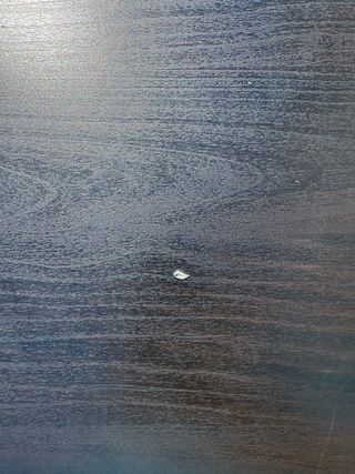 Mesa IKEA con tablero y caballetes ajustables.