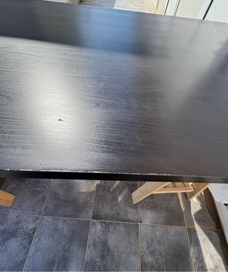 Mesa IKEA con tablero y caballetes ajustables.