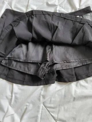 Minigonna nera a pieghe con cintura taglia S