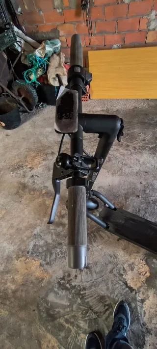 Patinete eléctrico con accesorios