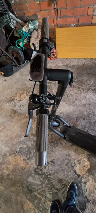 Patinete eléctrico con accesorios