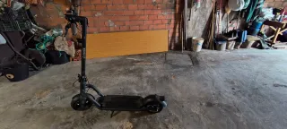 Patinete eléctrico con accesorios