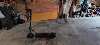 Patinete eléctrico con accesorios