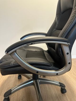 Silla de oficina ergonómica negra