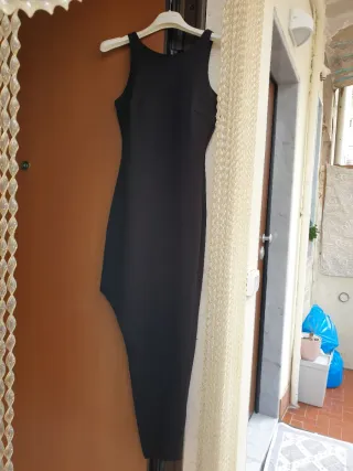 Abito elegante nero asimmetrico