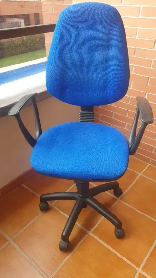 Silla juvenil azul con ruedas