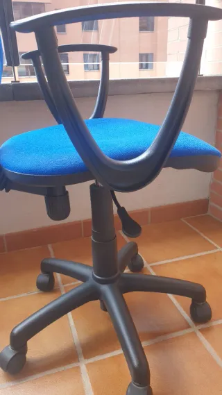 Silla juvenil azul con ruedas