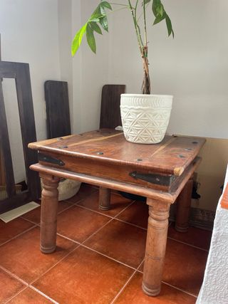 Mesa de madera noble rústica. herrajes negros.
