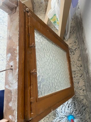 Ventana de madera con vidrio texturizado