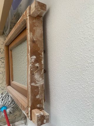 Ventana de madera con vidrio texturizado