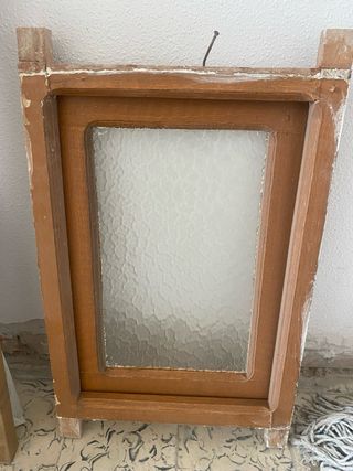 Ventana de madera con vidrio texturizado
