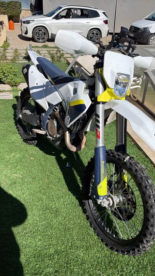 Husqvarna Enduro Moto Azul y Blanca