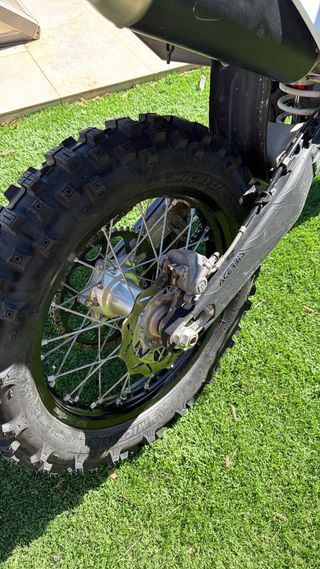 Husqvarna Enduro Moto Azul y Blanca