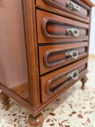 Mesita de noche de madera con mármol