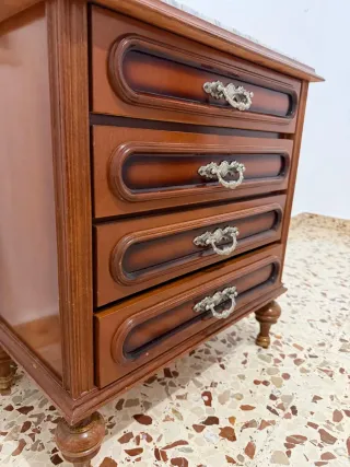 Mesita de noche de madera con mármol