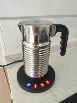 Cafetera Nespresso Delonghi y Aeroccino