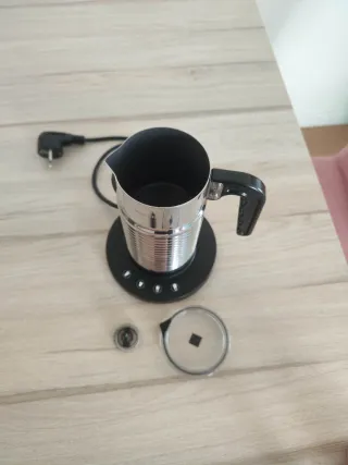 Cafetera Nespresso Delonghi y Aeroccino