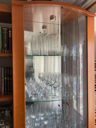 Mueble de salón madera y cristal