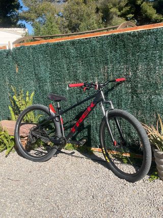 Bici Stunt Trek Marlin 5 Negra y Roja