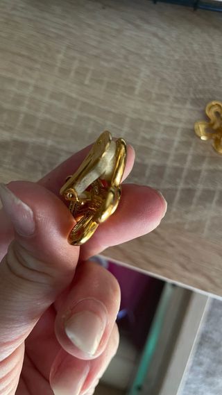 Pendientes clip flor dorada con circonita