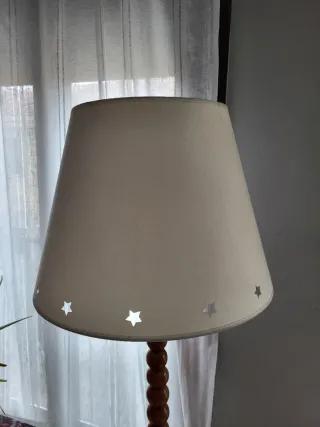 Lámpara de pie con bandeja de madera