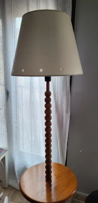 Lámpara de pie con bandeja de madera