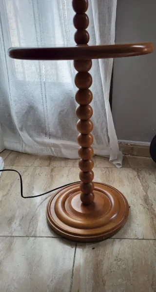 Lámpara de pie con bandeja de madera