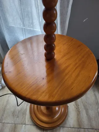 Lámpara de pie con bandeja de madera