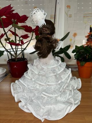 Muñeca Nancy con Bata de cola de encaje artesanal