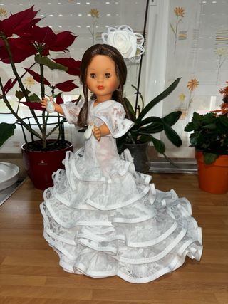 Muñeca Nancy con Bata de cola de encaje artesanal