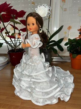 Muñeca Nancy con Bata de cola de encaje artesanal