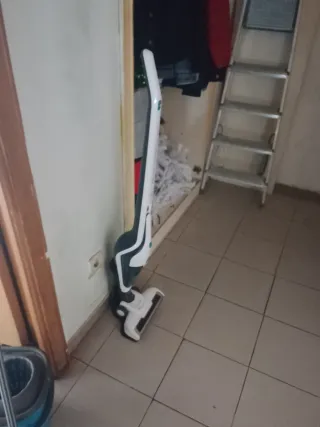 Aspirador de mano blanco y negro